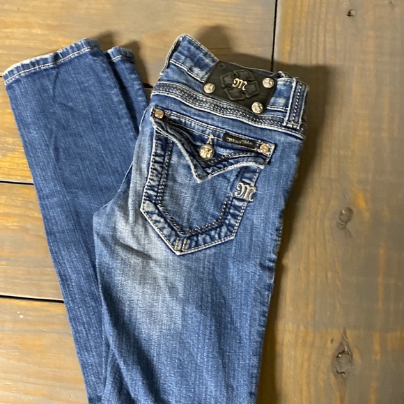 Miss me jeans size 26 skinny. Has fading and distressing. Super adorable jeans! - Picture 1 of 11